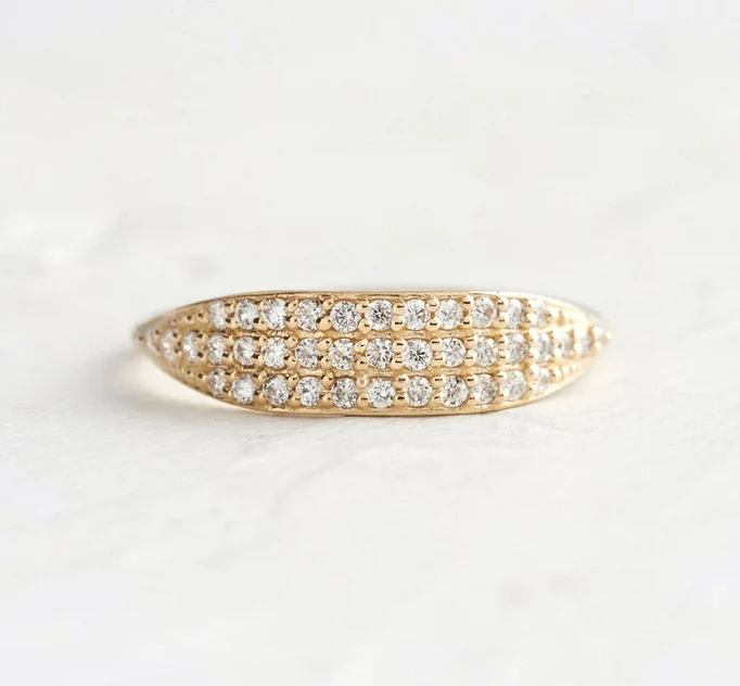 Anel de diamante de liga fashion simples e versátil, combina com tudo e adiciona brilho ao seu estilo. Perfeito para qualquer look e ocasião. — foto 1