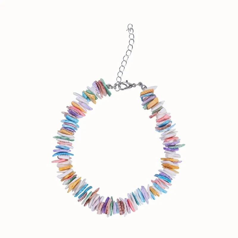 Conjunto de colar e pulseira com conchas coloridas irregulares para praia. Design exclusivo, estilo boêmio e toque natural. — foto 2