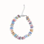 Conjunto de colar e pulseira com conchas coloridas irregulares para praia. Design exclusivo, estilo boêmio e toque natural. — foto 2