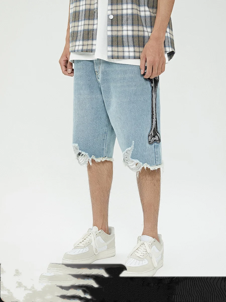 Gewassen denim shorts met bot-borduurwerk, rafelranden en destroyed details. De perfecte casual shorts voor een relaxte en trendy zomerlook. — foto 2
