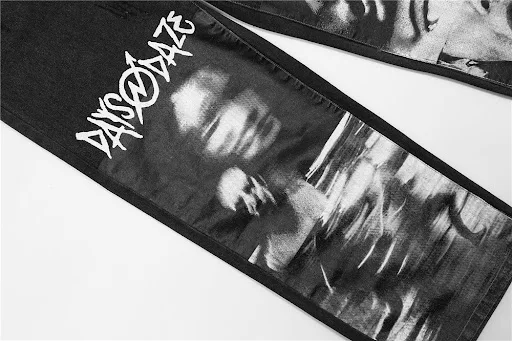 Title 2, Spoof abstracte karakterprint jeans, ideaal voo...