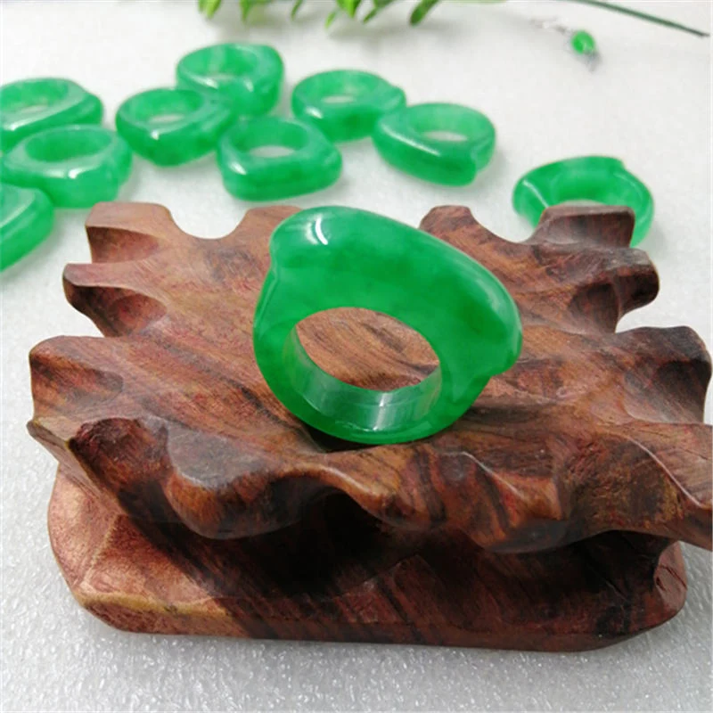 Anel de jade verde seco de Myanmar, com design de sela, para um toque sofisticado e especial. Joia autêntica e charmosa. — foto 16
