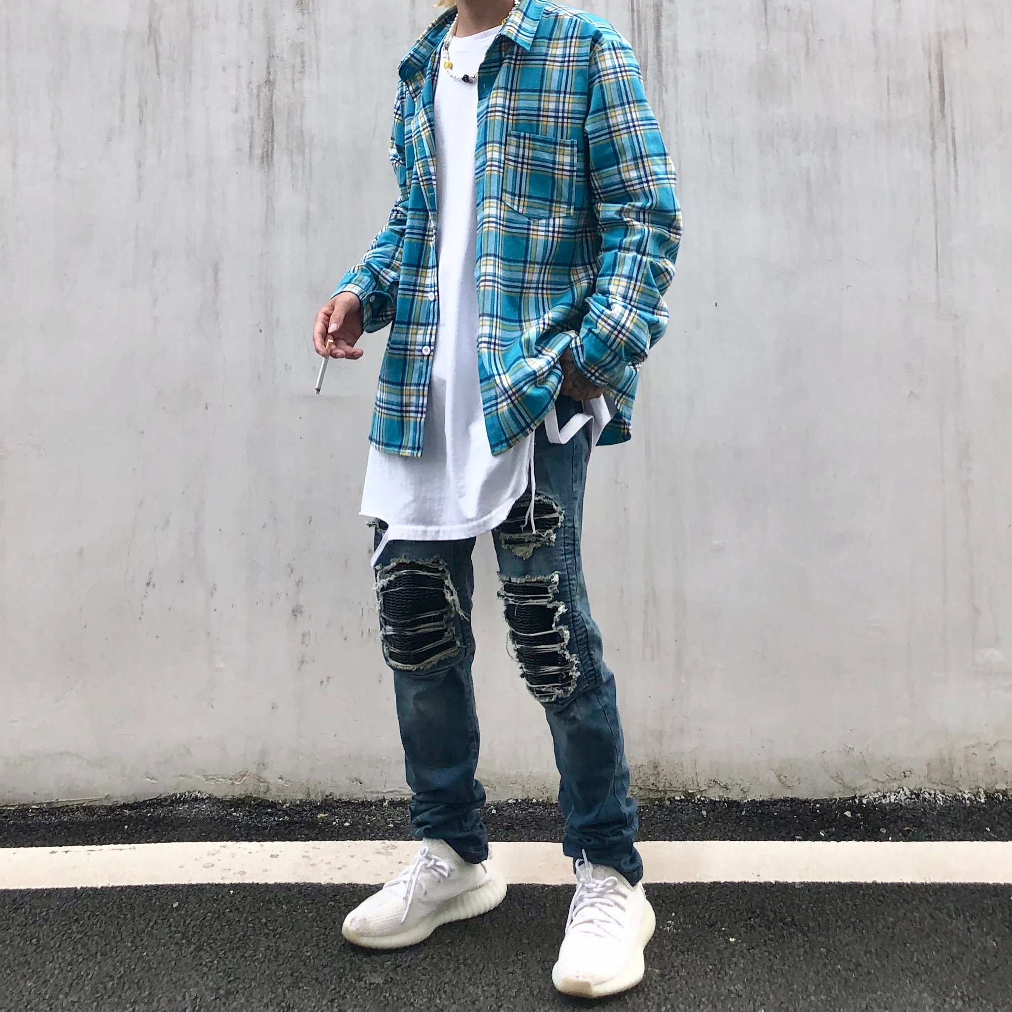 Street Hip-Hop Retro Blau kariertes lockeres Hemd. Lässiger Stil, cooler Look. Perfekt für einen trendigen Auftritt in der Stadt. Bequem und stylish. — foto 2