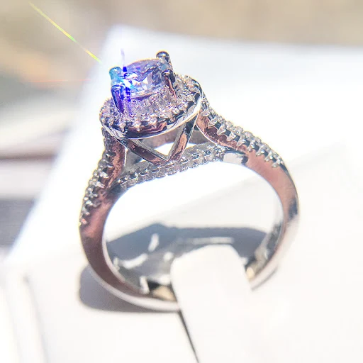 Title 6, Anel Zircônia dourado com seis garras e diamant...