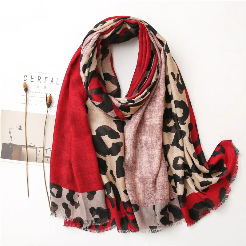 Versatile sciarpa per protezione solare con nappa da donna leopardata — foto 1