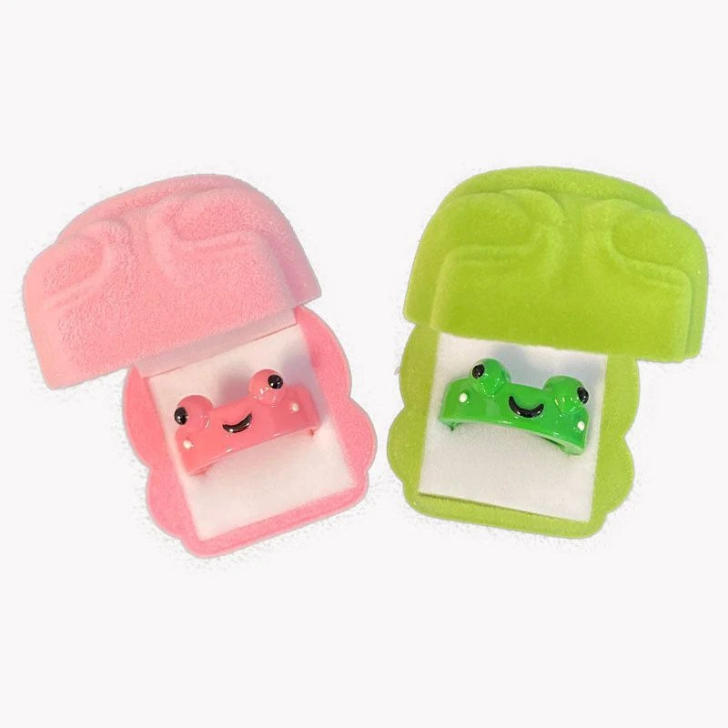 Schattige eenvoudige vriend exclusieve kleine ding eenzame kikker ring. Een schattig cadeau dat liefde en genegenheid toont. — foto 10