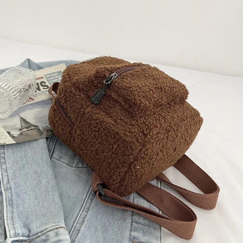 Bolsa de ombro feminina em lã de cordeiro, moderna e versátil. Perfeita para diversas ocasiões, combina estilo e praticidade, um acessório essencial. — foto 7