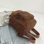 Bolsa de ombro feminina em lã de cordeiro, moderna e versátil. Perfeita para diversas ocasiões, combina estilo e praticidade, um acessório essencial. — foto 7
