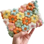 Manta e xale da Série Wisteria, um presente aconchegante e versátil. Use como xale, bolsa ou manta, ideal para conforto e estilo. — foto 11