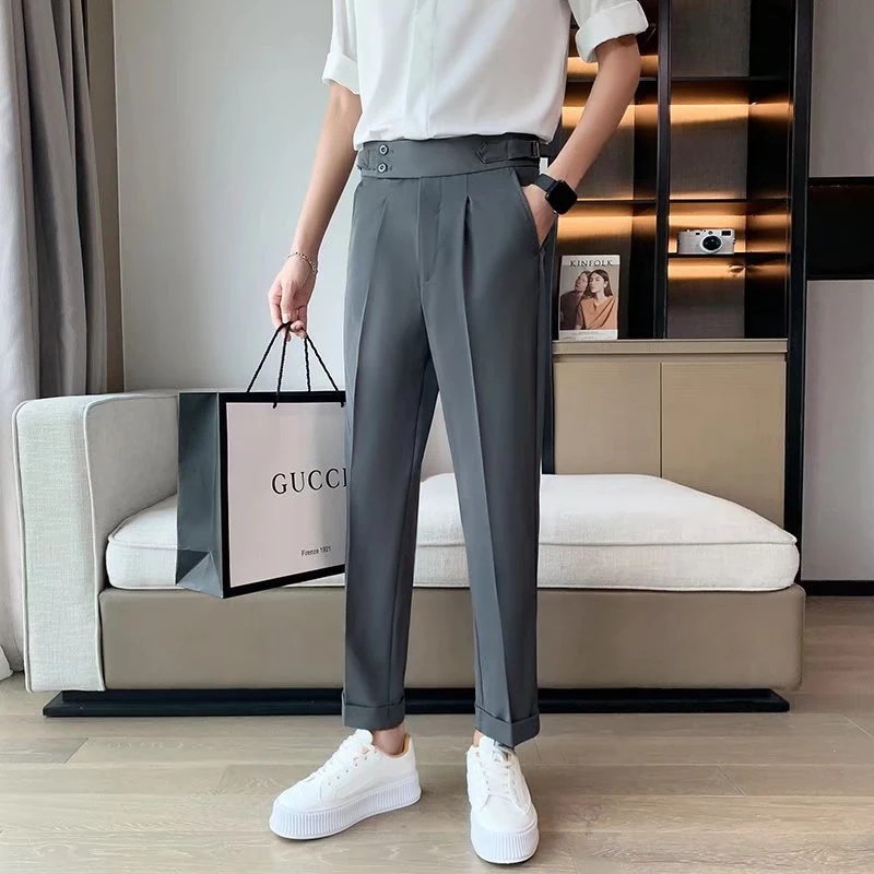 Erkekler için drape detaylı kısa takım pantolonu. Modern ve şık görünüm, mükemmel uyum ve üstün konfor sunar. Her ortama uygun. — Fotoğraf 9