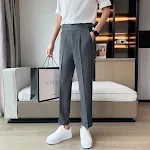 Erkekler için drape detaylı kısa takım pantolonu. Modern ve şık görünüm, mükemmel uyum ve üstün konfor sunar. Her ortama uygun. — Fotoğraf 9