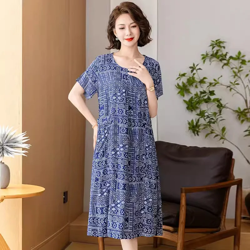 Vestido longo maxi de algodão e seda estampado para mulheres de meia-idade e idosas. Conforto e elegância para o dia a dia. — foto 20