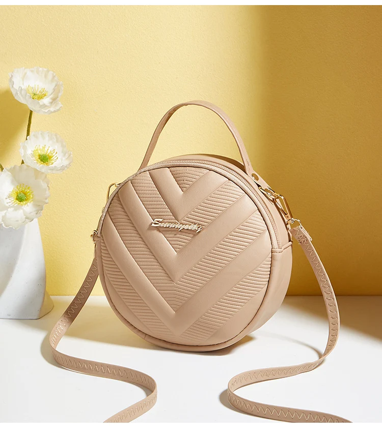Bolsa Redonda Pequena Retrô com Relevo Coreano Texturizado. Acessório elegante e compacto, ideal para carregar o essencial com estilo e um toque retrô. Perfeita para o dia a dia. — foto 7