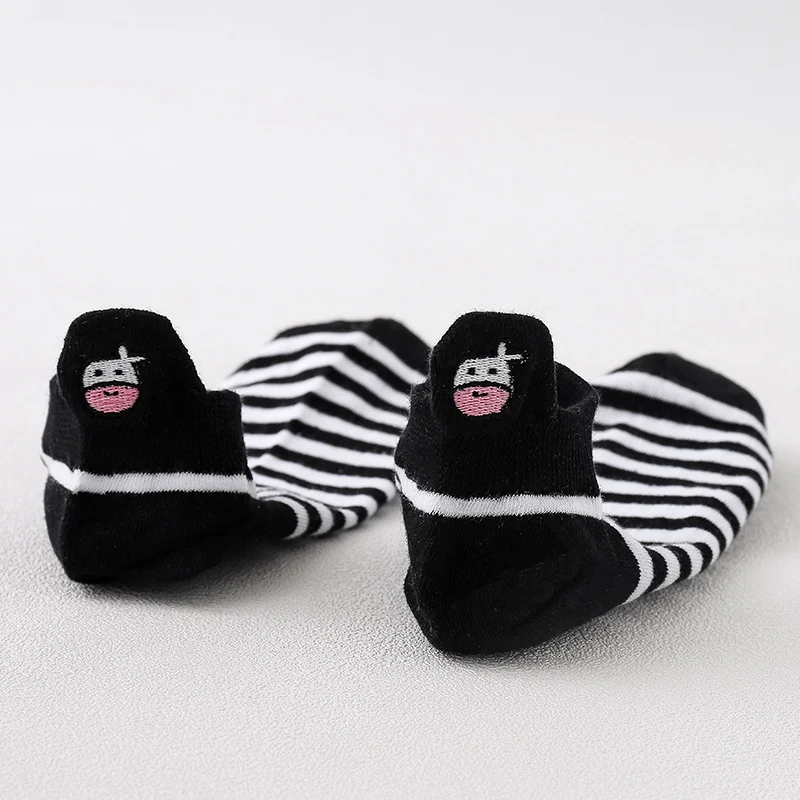 Zwart-wit gestreepte koeien sokken Houd je voeten warm en stijlvol met deze comfortabele en leuke sokken, ideaal voor dagelijks gebruik. — foto 3