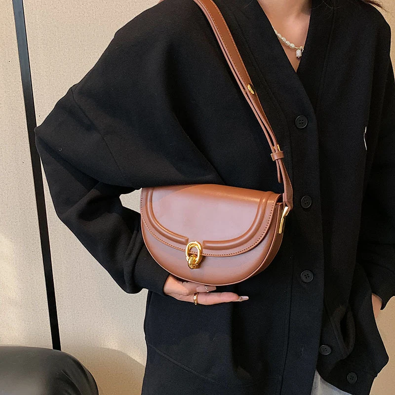 Bolsa Niche Feminina Retrô com Textura Versátil. Perfeita para um visual elegante e atemporal, combinando com tudo. Ideal para diversas ocasiões. — foto 5