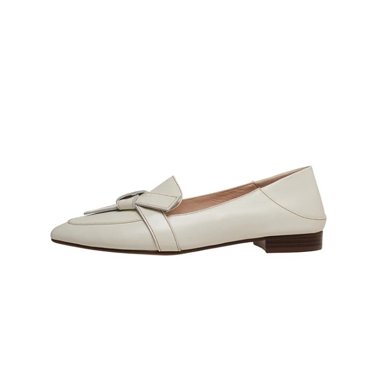 Title 4, Sapatos de couro completo com laço pontudo. Ele...