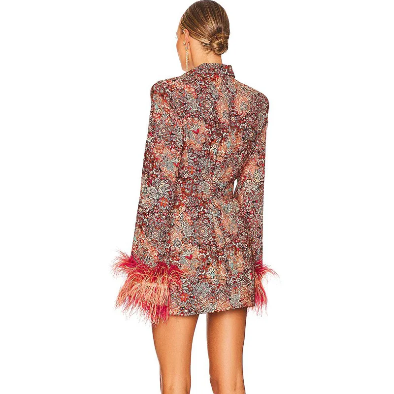 Abito da donna con scollo a V floreale, polsini con piume e cappotto Un completo elegante per un look sofisticato. Ideale per occasioni speciali. — foto 9