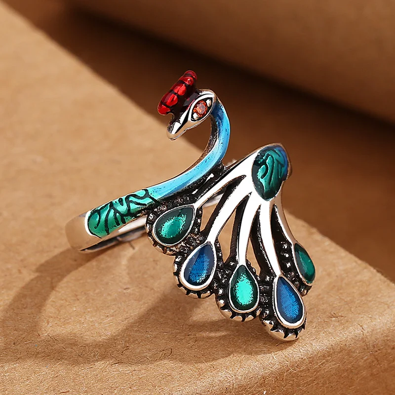 Anel de pavão retrô esmaltado azul queimado com banho de prata. Design vintage elegante e sofisticado para um visual marcante e cheio de personalidade. — foto 6
