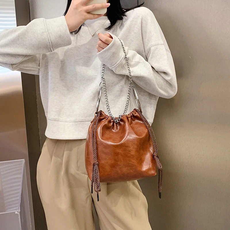 Bolsa de ombro portátil com pregas. Leve, dobrável e perfeita para o dia a dia, viagens e compras. Leve tudo o que precisa com estilo. — foto 4