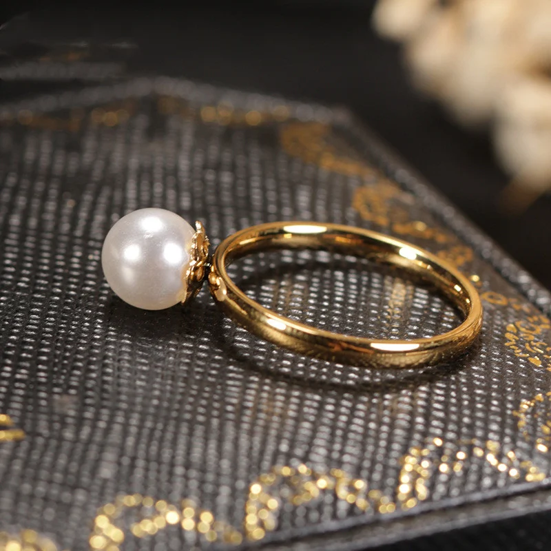Anel de pérola banhado a ouro, design simples e especial. Adicione um toque sofisticado e único ao seu visual com esta joia. — foto 1