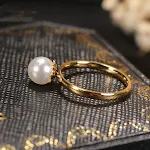Anel de pérola banhado a ouro, design simples e especial. Adicione um toque sofisticado e único ao seu visual com esta joia. — foto 1