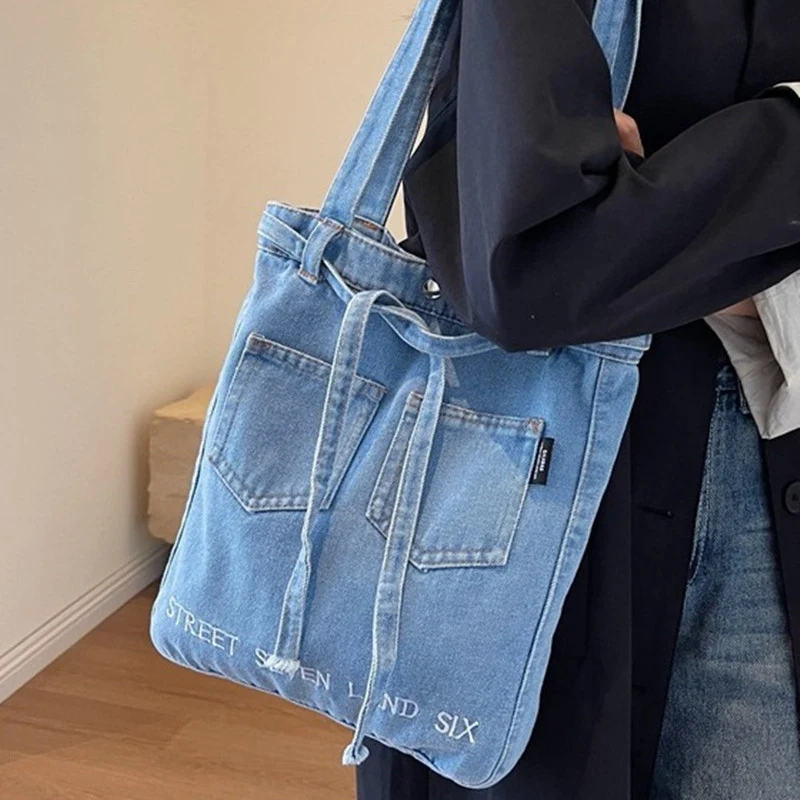 Oprana meka teksas torba sa izvezenim slovima, savršena za svakodnevnu upotrebu. Udobna, elegantna i personalizovana. — foto 8