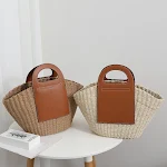 Bolsa de palha retrô com grande capacidade para o verão. Perfeita para praia, compras e passeios com estilo e amplo espaço interno. — foto 4