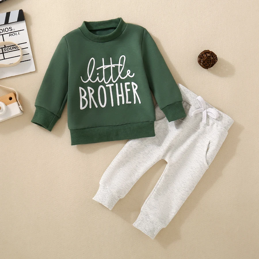 Conjunto de suéter com letras para meninos e meninas, confortável e estiloso. Ideal para looks casuais e manter as crianças aquecidas com charme. — foto 2