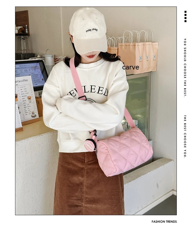 Title 11, Bolsa crossbody estilosa e moderna, com bordado...