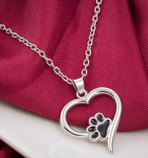 Colar com pingente de pegada de amor vazado, celebre o amor e as lembranças. Um presente tocante para carregar sempre perto do coração. — foto 3