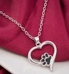 Colar com pingente de pegada de amor vazado, celebre o amor e as lembranças. Um presente tocante para carregar sempre perto do coração. — foto 3