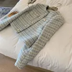 Cappotto Design Sense con fibbia di perla da donna, eleganza e calore. Un capo moderno per un look sofisticato e confortevole in ogni occasione. — foto 5
