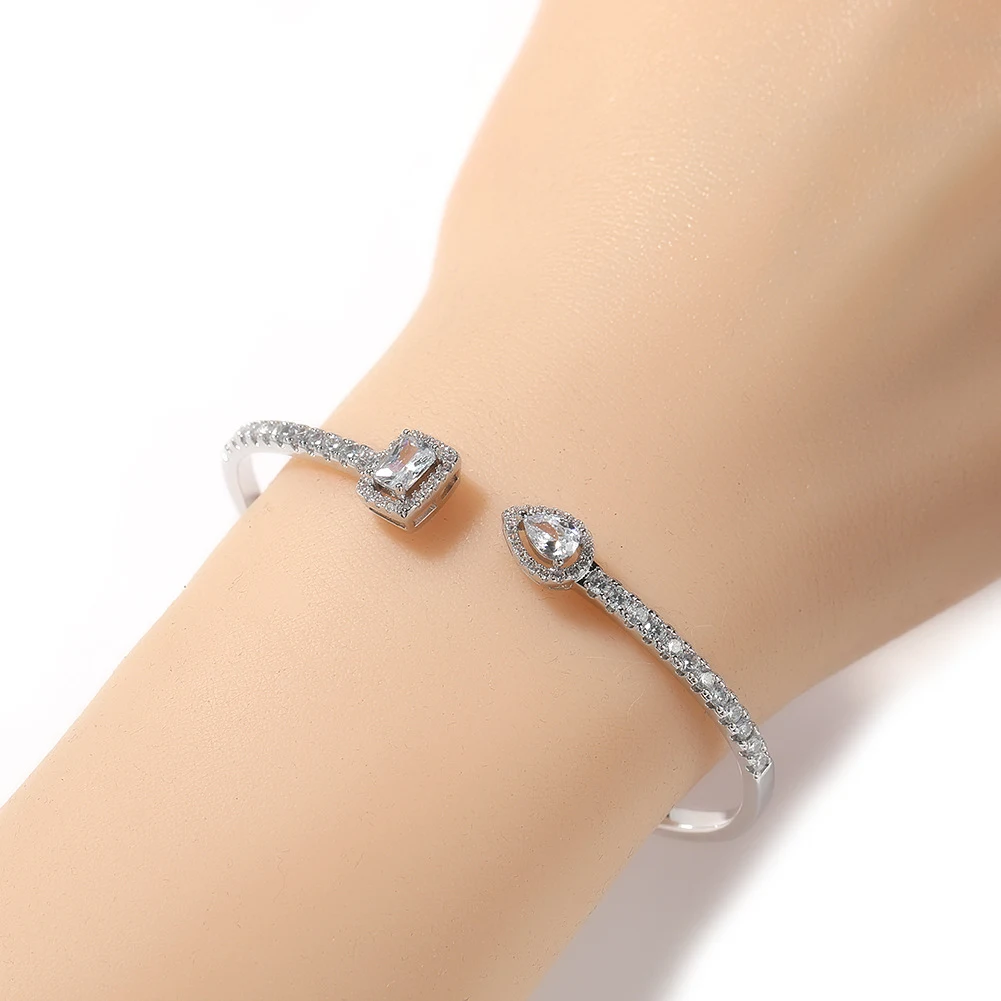 Pulseira feminina retrô hip-hop com zircônia. Adicione um toque de estilo único e moderno ao seu visual. Perfeita para usar em qualquer ocasião. Design charmoso e elegante. — foto 3