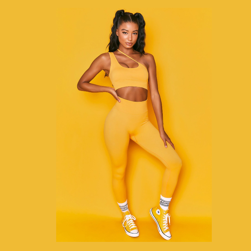 Roupa de yoga feminina sem mangas com alças, alta elasticidade. Conjunto fitness perfeito para exercícios e movimentos livres com conforto. — foto 3