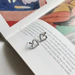 Brincos de coração em prata 925, perfeitos para presentear quem você ama. Design charmoso e elegante, ideais para uso diário e ocasiões especiais. — foto 2