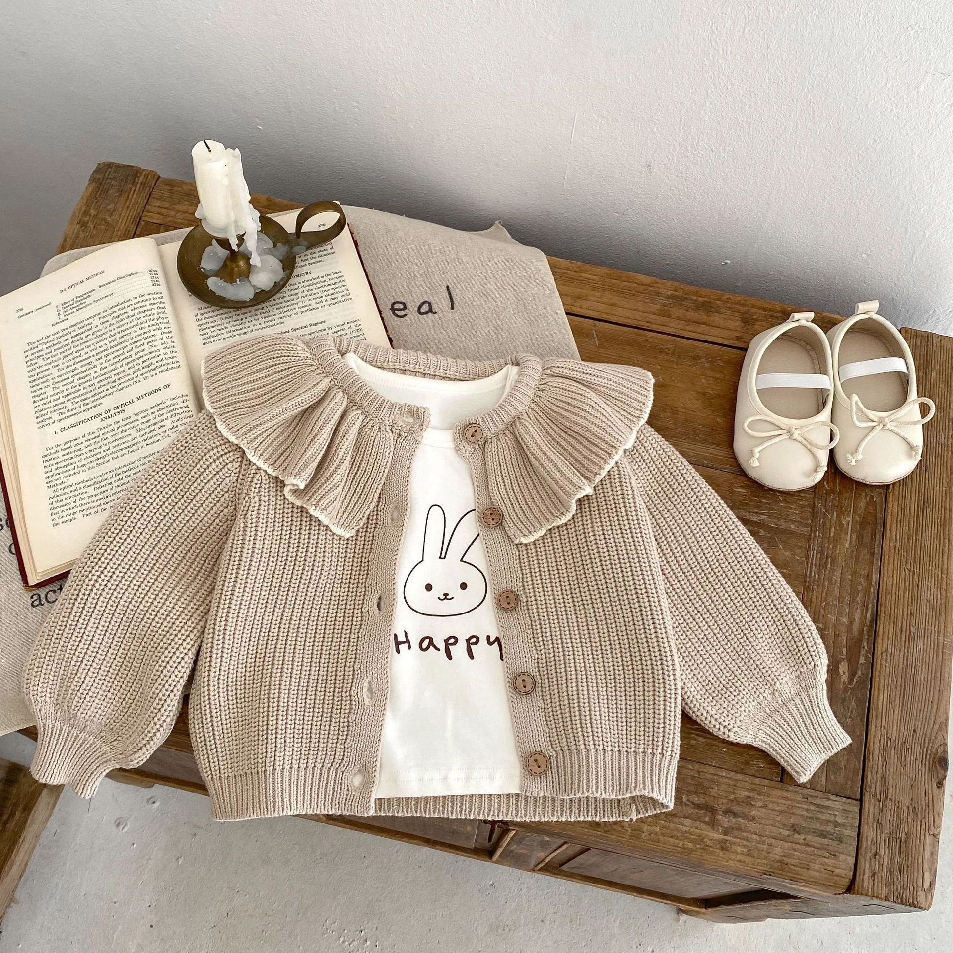 Cardigan lavorato a maglia con fiocco e volant per neonata, piccolo maglione. Cappotto confortevole e alla moda per mantenere la tua bambina calda e adorabile. — foto 33