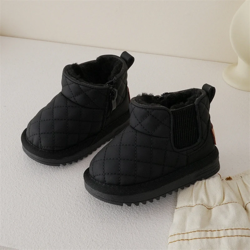 Mädchen Winter Samtschuhe mit Persönlichkeit und Mode. Warme, stilvolle Schuhe für Mädchen, die im Winter sowohl bequem als auch modisch sind. — foto 5