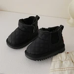 Mädchen Winter Samtschuhe mit Persönlichkeit und Mode. Warme, stilvolle Schuhe für Mädchen, die im Winter sowohl bequem als auch modisch sind. — foto 5