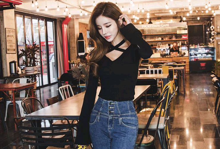 Camiseta outono sexy com decote em V cruzado, gola pendurada, ombros de fora e mangas trompete feminina. Conforto e elegância outonal. — foto 4
