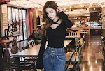 Camiseta outono sexy com decote em V cruzado, gola pendurada, ombros de fora e mangas trompete feminina. Conforto e elegância outonal. — foto 4