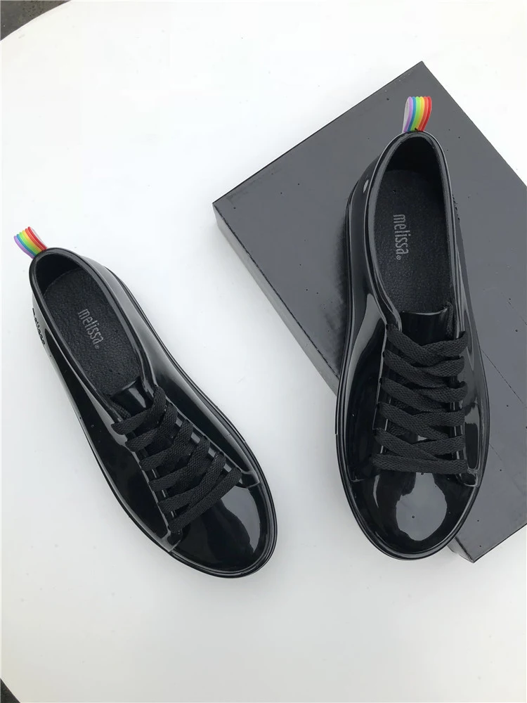 Tênis feminino Rainbow com cadarço e sola reta. Sapatilhas femininas coloridas, perfeitas para um visual casual e estiloso. Conforto garantido. — foto 4