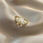 Anel de borboleta minimalista e elegante para mulheres. Um toque de sofisticação e moda no seu visual diário. — foto 7