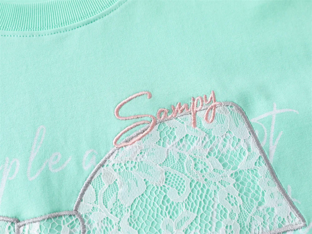 Blusa com laço manga curta e gola redonda. Conforto e estilo em uma só peça. Ideal para o dia a dia, proporcionando um visual feminino e moderno. — foto 12