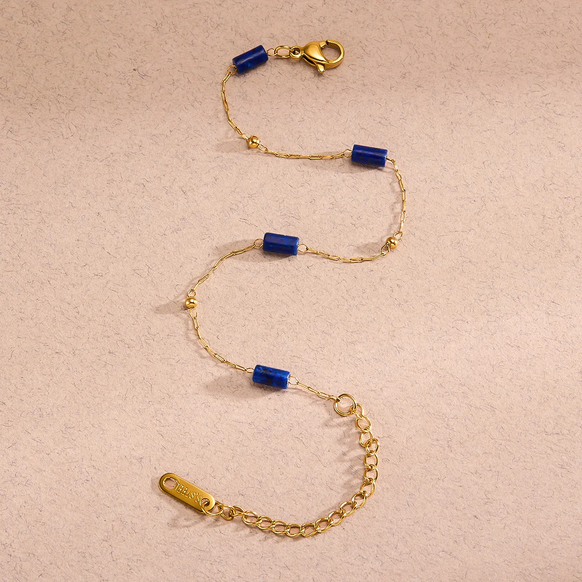 Pulseira feminina com contas de lapis-lazúli natural e aço titânio, elegância e beleza duradoura, um acessório perfeito para mulheres. — foto 4