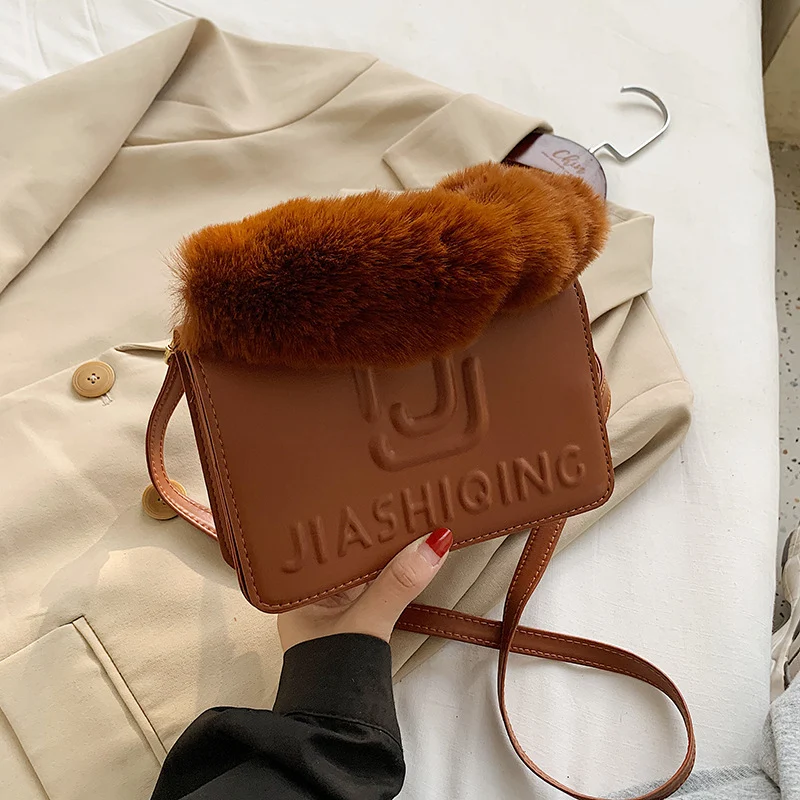 Bolso Cuadrado Pequeño de Felpa con Patrón en Relieve y Bandolera, Perfecto para Llevar tus Esenciales con Estilo. — foto 6