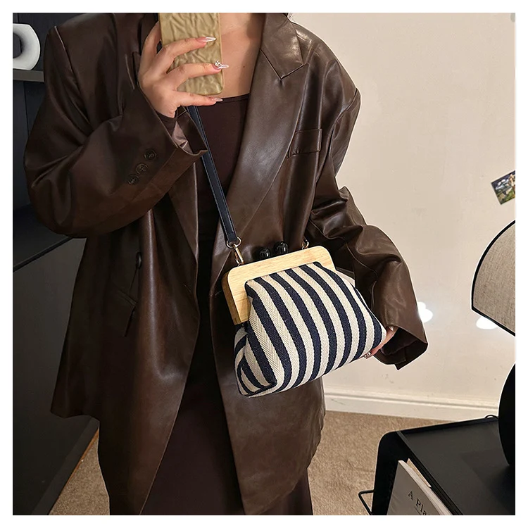 Title 9, Nova Clutch de Lona Listrada com Boca de Clipe ...
