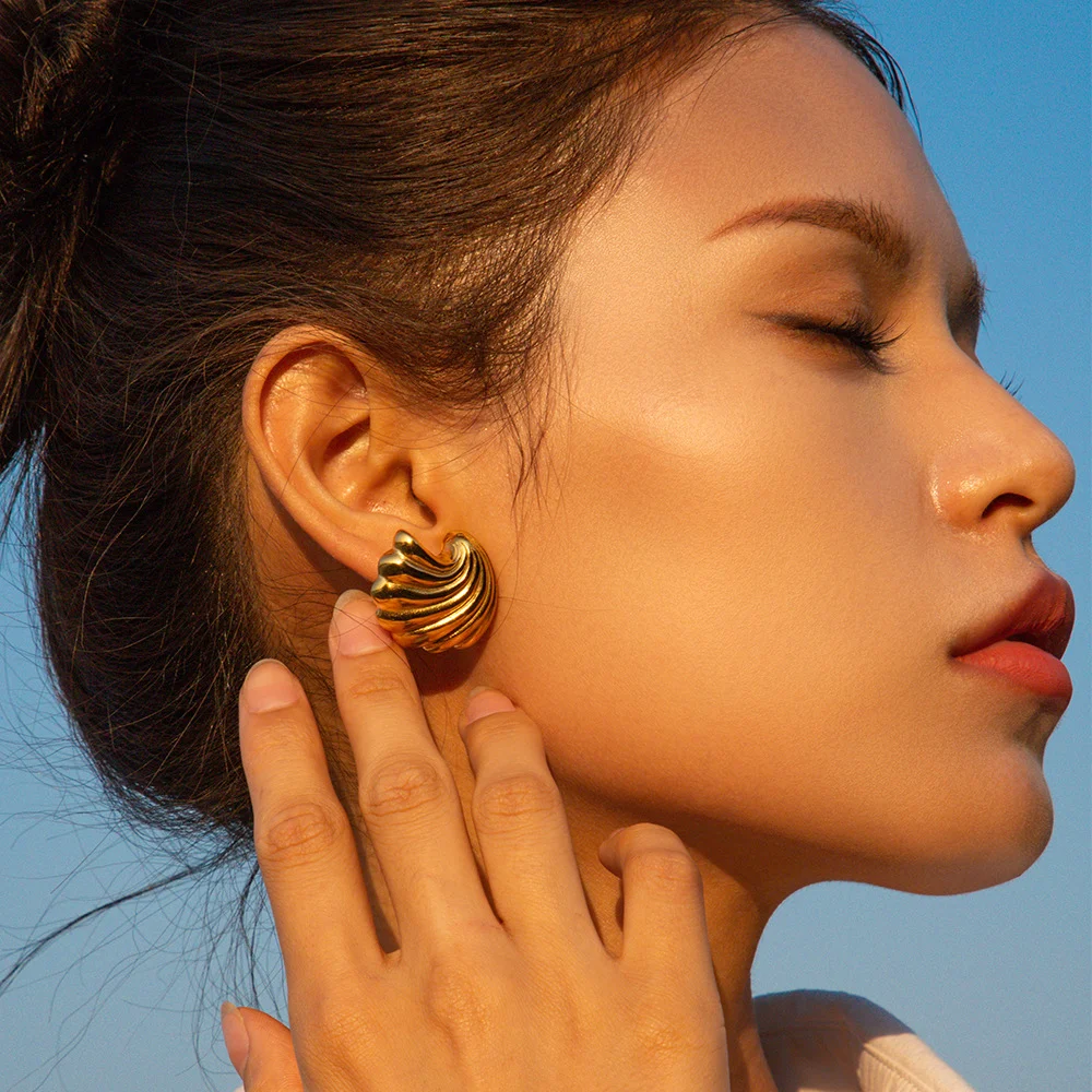 Brincos de concha em aço inoxidável banhado a ouro 18K, perfeitos para qualquer look. Os brincos de moda all-match que você procura. — foto 11
