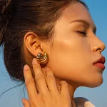 Brincos de concha em aço inoxidável banhado a ouro 18K, perfeitos para qualquer look. Os brincos de moda all-match que você procura. — foto 11
