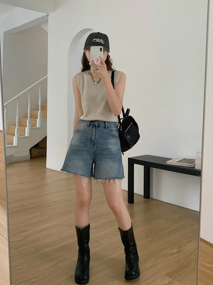 Shorts jeans femininos retrô, soltos e rasgados, com barra desfiada, para um visual moderno e despojado, perfeitos para o dia a dia com estilo. — foto 15