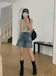 Shorts jeans femininos retrô, soltos e rasgados, com barra desfiada, para um visual moderno e despojado, perfeitos para o dia a dia com estilo. — foto 15